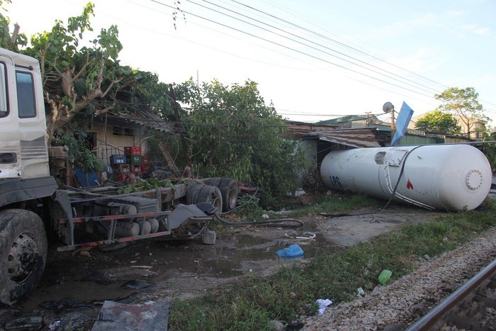 猛烈的撞擊使到槽車被拋出鐵軌外，車上裝液化氣的槽體被拋離且撞中附近一家民房的鐵皮瓦屋頂。（圖源：N.Phê）