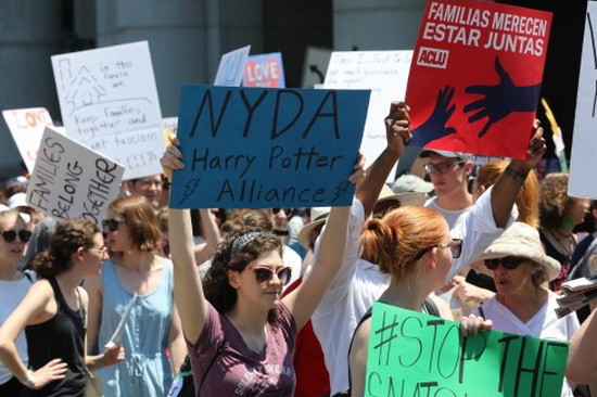 人們參加反對移民執法政策遊行。（圖源：新華網）