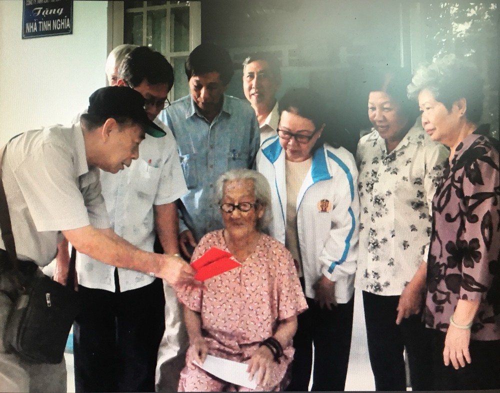 崇尚英烈慰問烈屬 ảnh 1