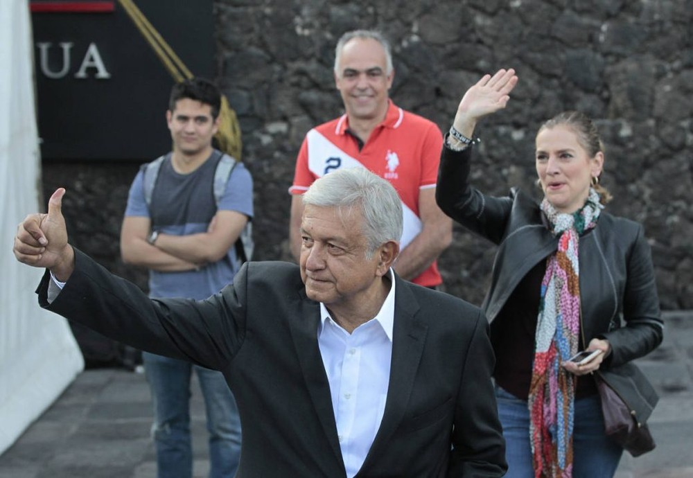 奧夫拉多爾（中）與妻子。（圖源：EPA）