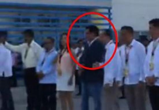 菲律賓塔納武安市長於7月2日上午遭槍殺身亡。事發在市政廳舉行的升旗儀式上，市長安東尼奧·哈里里(Antonio Halili)遭不明身份人士槍擊，胸部中彈。（圖源：網絡視頻截圖）