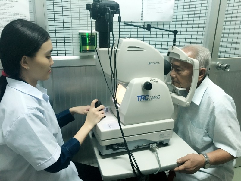 醫療服務費下調有助民眾減輕負擔。