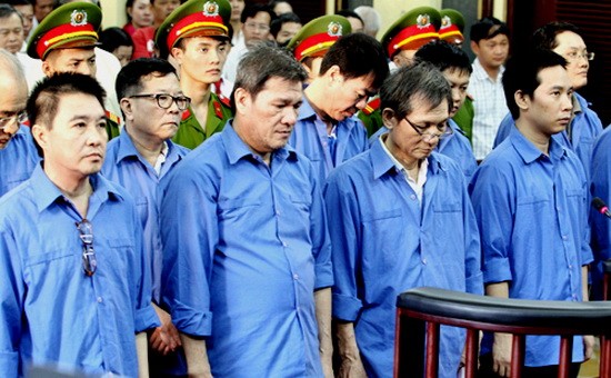 被告人楊清強（前左二）與共犯。（圖源：春維）