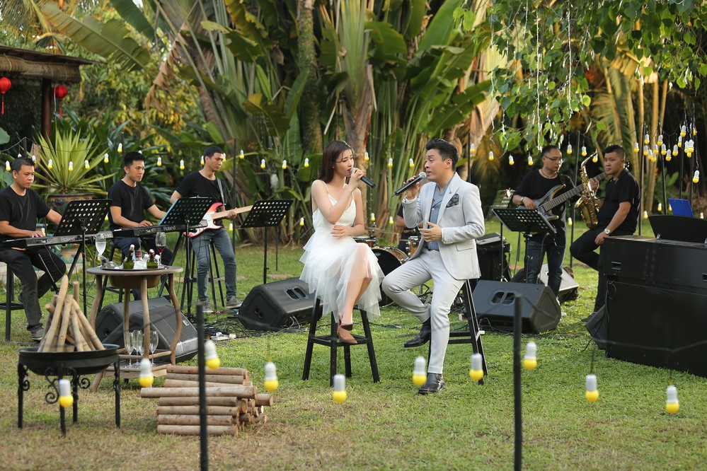 歌手藍長和冬兒在《藍長9時演唱》網絡節目上。