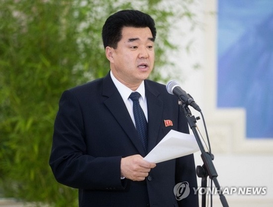 7月4日下午，在朝鮮平壤柳京鄭周永體育館，朝鮮體育相金一國為韓朝統一籃球賽致辭。（圖源：韓聯社）