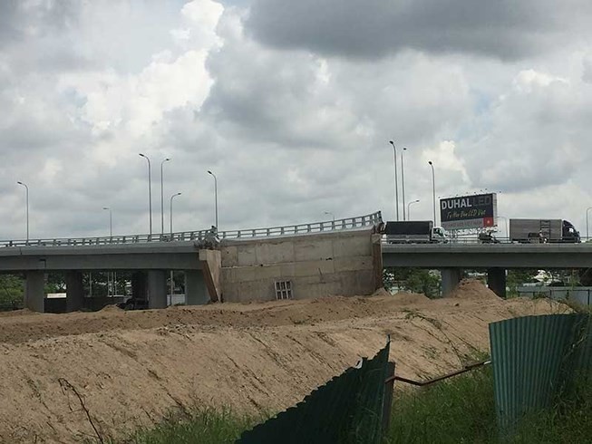 項目頭端是設於武文傑街-1號國道高架橋下面的交通樞紐，但施工進度停滯不前。