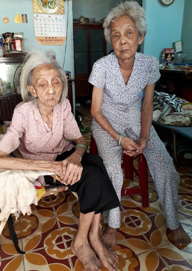蔡桂月和老母親。