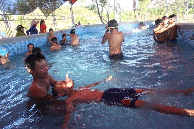 圖為乂安省錦川縣錦中初中學校李文松老師所開辦的少兒游泳免費培訓班。（圖源：范德）