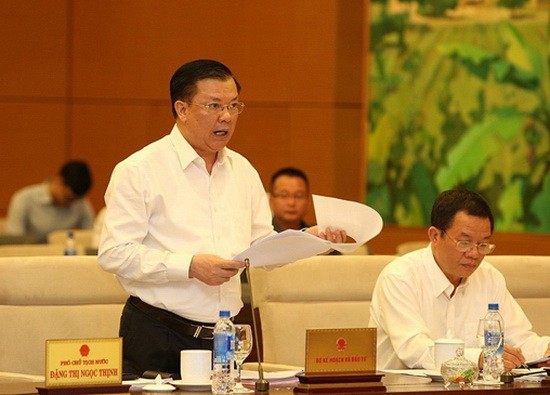 財政部長丁進勇（左）向國會常務委員會簡略闡釋呈文。（圖源：楊江）