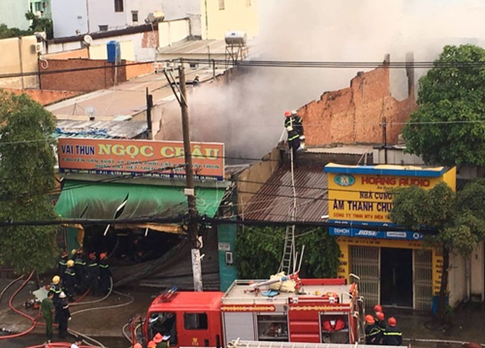 新平郡第十坊鴻雒街306號一家布匹營銷廠火警現場。（圖源：山禾）