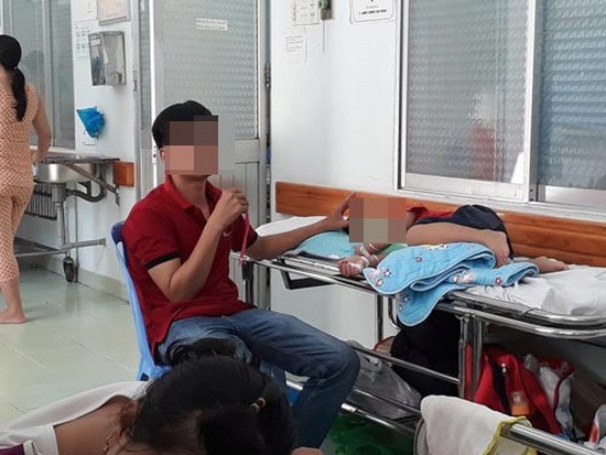 病童與家屬要躺在醫院走廊。