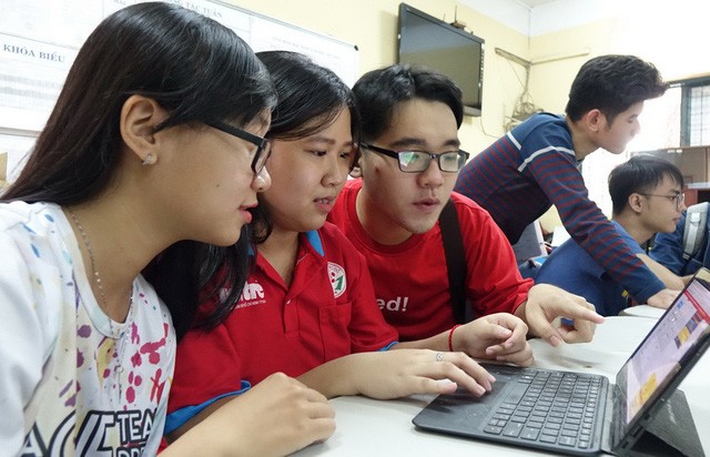 考生在查詢高考成績。（圖源：如雄）