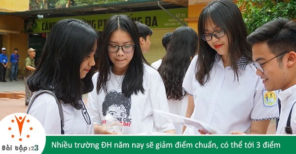 本市多所大學下調錄取分數線。圖為高考生在查看各所大學的錄取分數線。（示意圖源：互聯網）