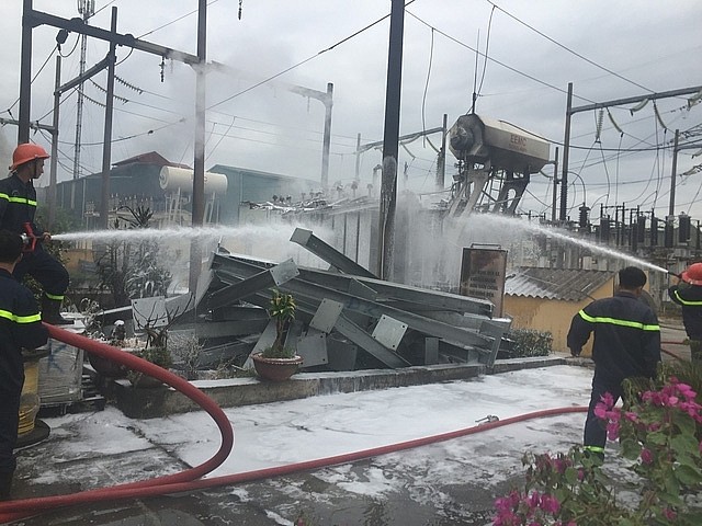 消防隊聞訊後趕抵現場滅火。（圖源：泰雄）