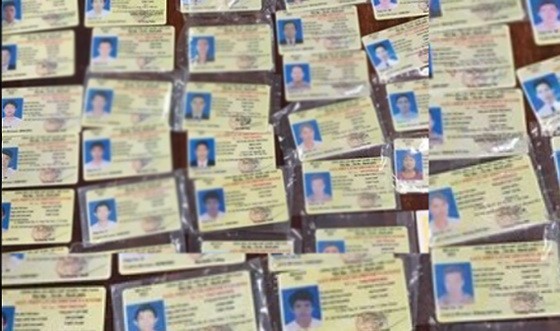 圖為此前警方摧毀並沒收的一批偽造國家機關證件的物證。