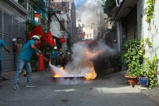 圖為新富郡新成坊自管組成員在進行消防演練。