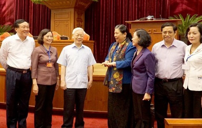 阮富仲總書記與各代表交談。（圖源：VGP）