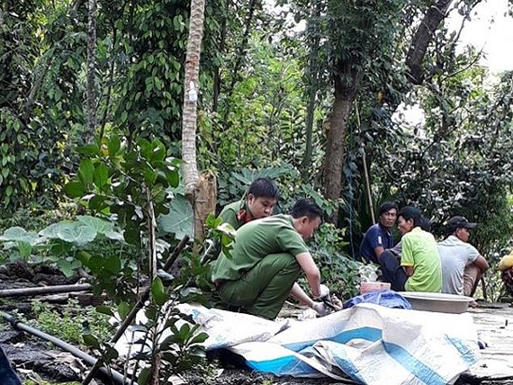 警方趕抵案發現場進行驗屍，錄取證人供詞。