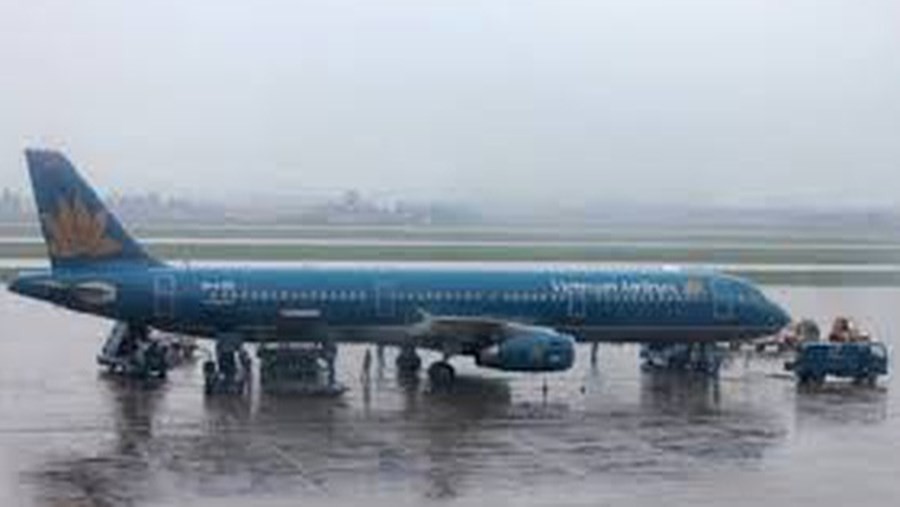 本月16日晚上8時52分，從胡志明市飛往榮市、編號VN1266的A321空中巴士飛機在大雨中，降落乂安省榮市機場跑道時發生爆胎事故。（示意圖源：D.Ngọc）