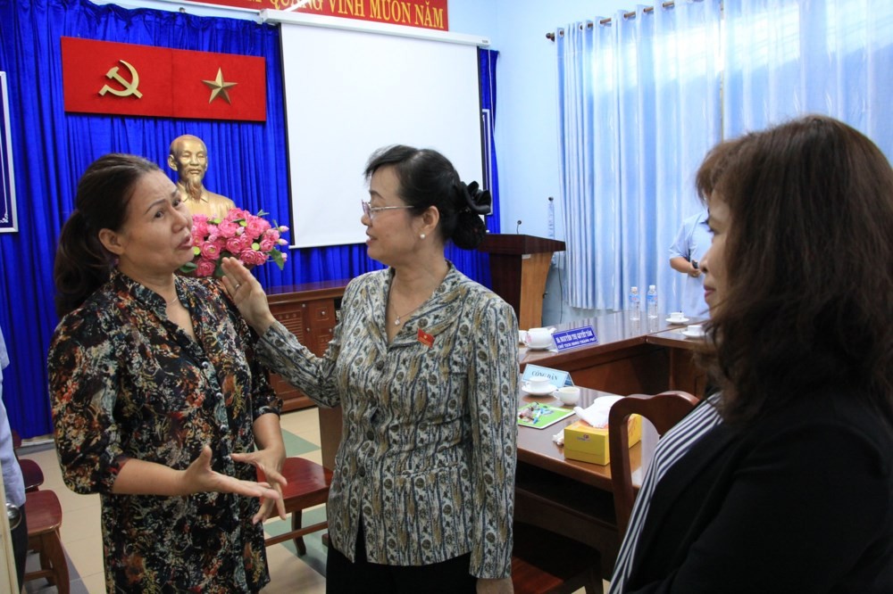 市人民議會主席阮氏決心（中）在聽取並鼓勵第二郡安富坊居民胡氏梅表達意見。（圖源：仕東）