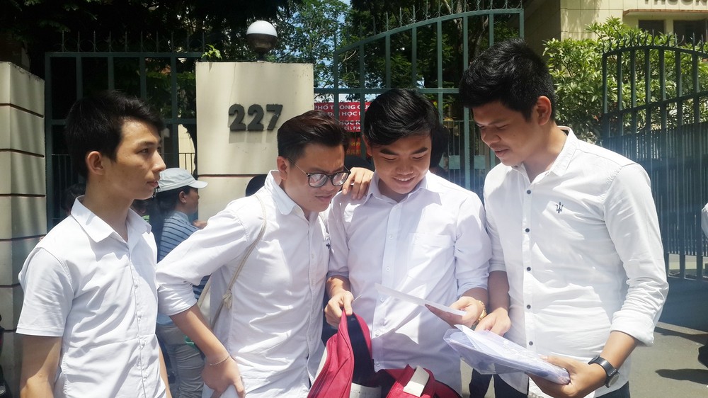 華人學生觀看大學分數以準備辦理入學手續。