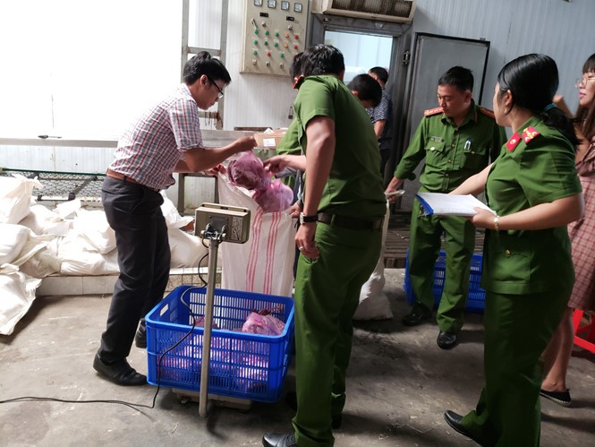 職能力量在紅琛經營單位進行檢查產地不詳的食品。（圖源：梅簪）