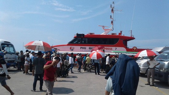 由於堅江海域風力持續加大，致高速渡輪暫停運營，上千遊客只好繼續滯留在富國島。（圖源：公俊）