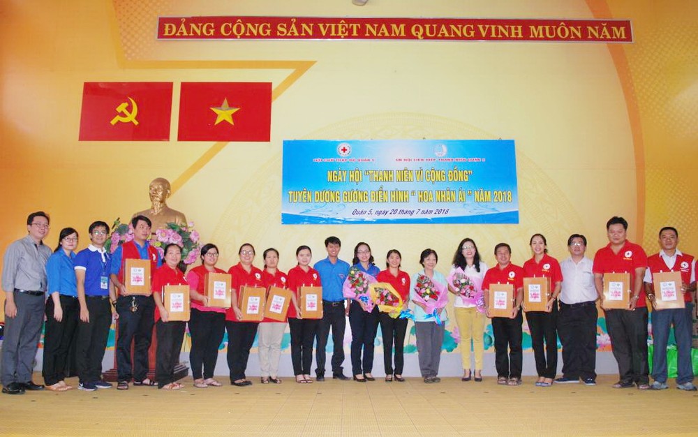 組委會向該郡15個坊的急救站代表人贈送藥箱、醫用品和普通藥物。