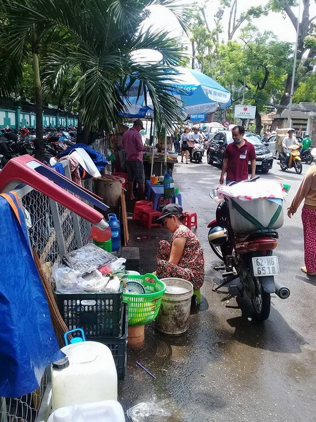 醫院門前被小販佔用 ảnh 1