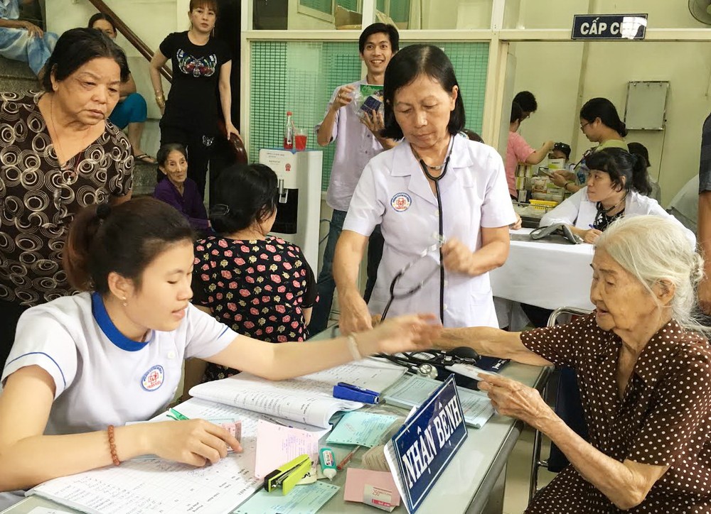 志願醫師隊伍為長者進行初步檢查。