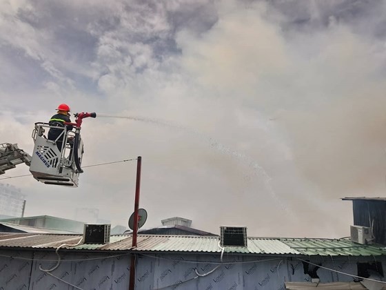 聞訊後，市消防警察廳調派新富、第十二及十一等郡消防警察科和救援科的數十名消防員趕抵現場滅火。（圖源：志石）