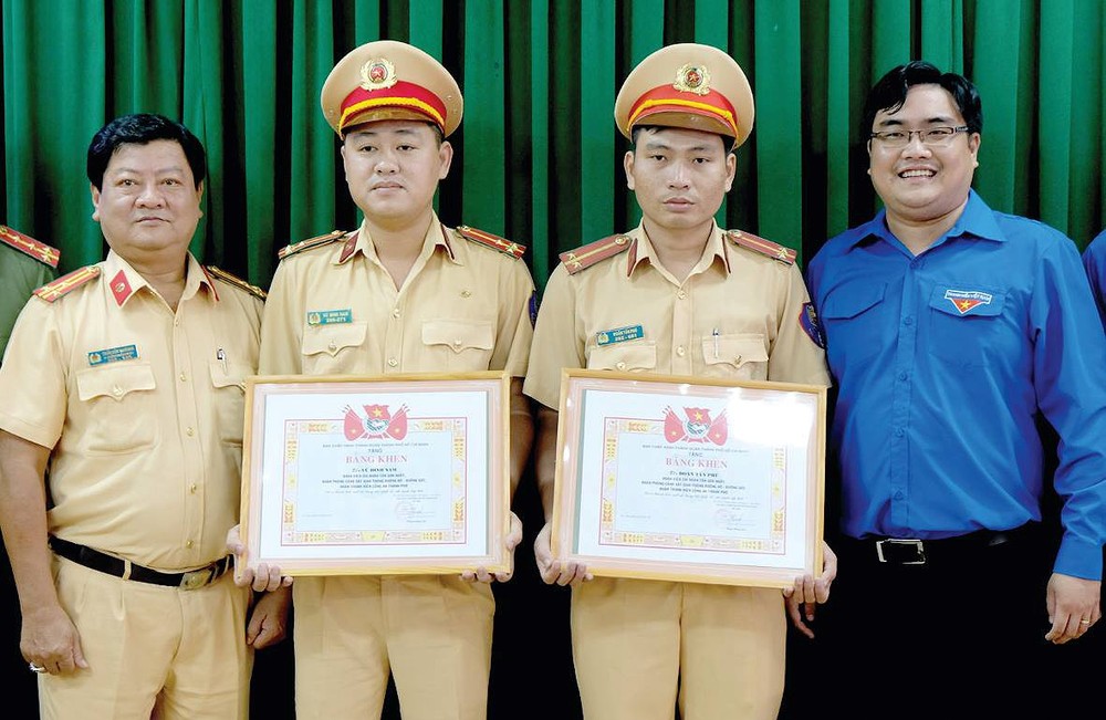 共青團本市市委給武庭南上尉與段晉富中尉頒發獎狀。