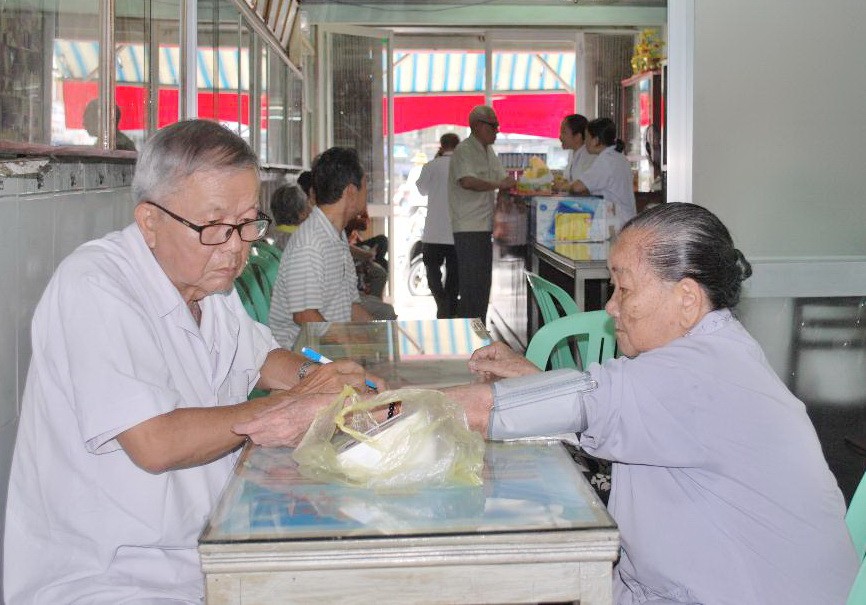 第六郡東醫會慈善診療所為郡內120位榮軍、烈士家屬贈醫施藥。