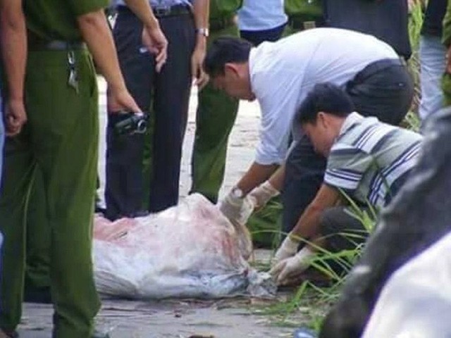 法醫趕往現場進行驗屍。（圖源：光英）