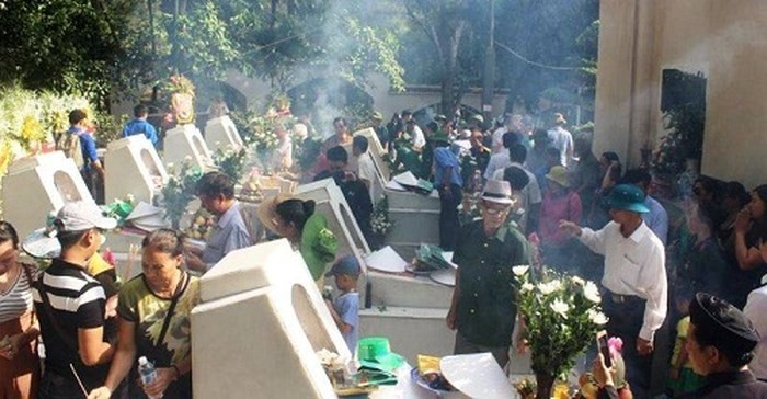 廣大民眾和共青團團員前往同祿三岔路青年突擊隊歷史遺跡區為10位女烈士上香。（圖源：成蓮）