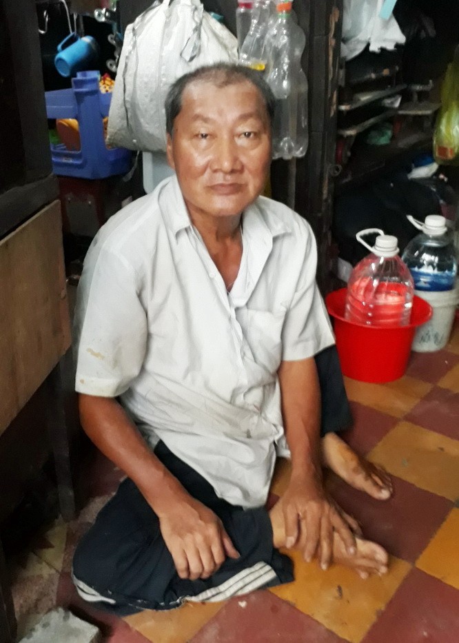 許榮的家地方窄小，一家人都是睡在地板上。