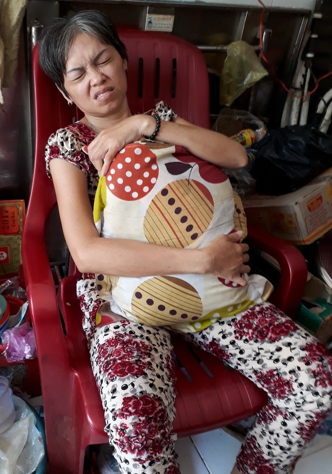 韋明梅疼痛難忍，正籌錢轉院。