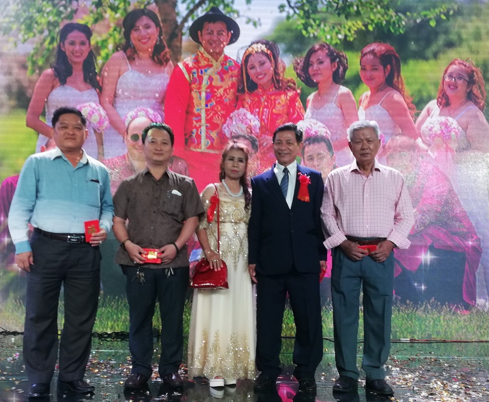 丁繼昌伉儷（右起第二、三人）向各單位代表交贈樂助基金。