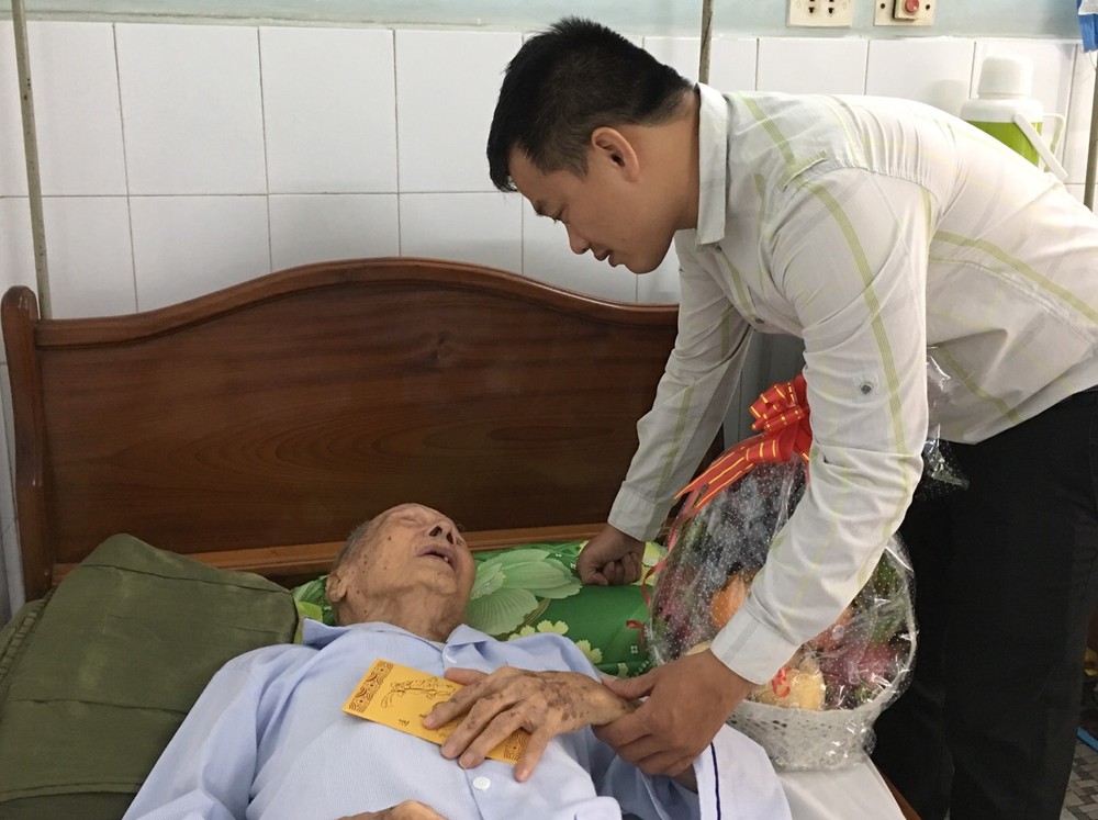 作者近日代表萬盛發集團到7Ａ醫院看望華人革命老前輩蟻團老先生。