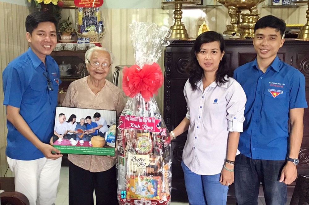 政府和祖國陣線領導看望榮軍烈屬 ảnh 1