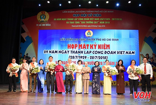 市領導向榮獲“七‧二八獎”的6位基層工會主席頒發獎章。（圖源：VOH）