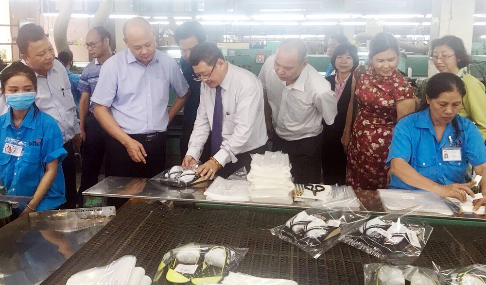 楊宏副總經理(右六)向代表團介紹產品。