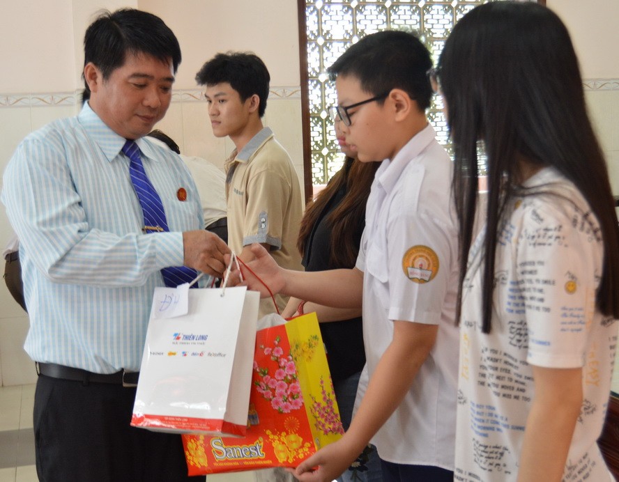 陳金泉理事長向優秀生頒發獎品。