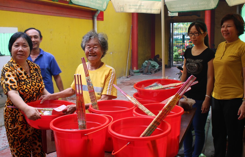 善信在觀音廟領取福物。