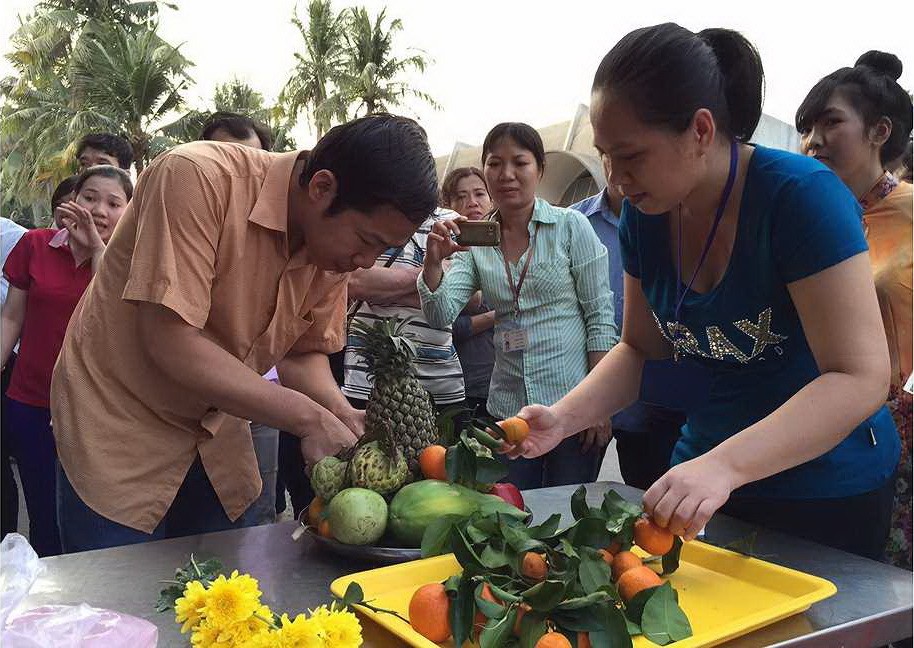 竹橋食品公司的工人很享受公司為他們安排的文化節日。