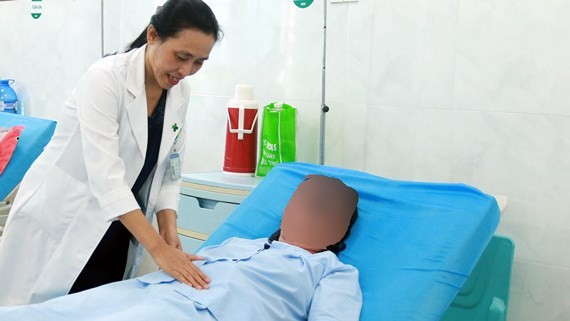 醫生在給病人看病。（圖源：成安）