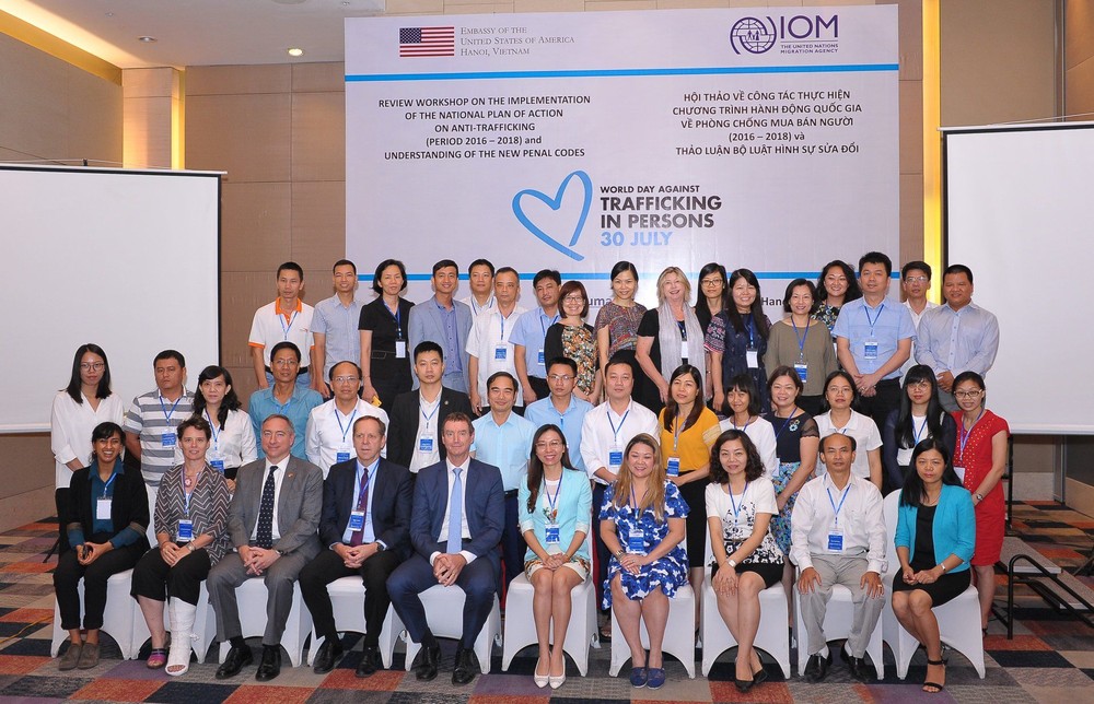 組辦單位同與會代表在研討會講台上合影留念。（圖源：國際移民組織）