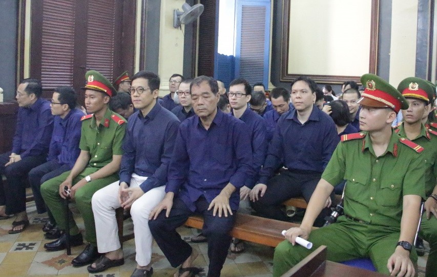 出庭受審的被告人沈啤（前排右二）與共犯。（圖源：玉華）