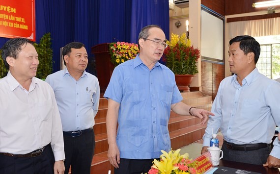 市委書記阮善仁（右二）與古芝縣領導交換意見。（圖源：越勇）