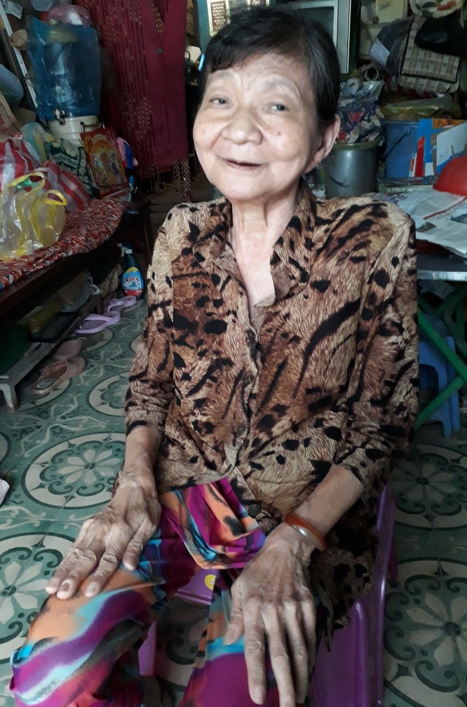 姐姐黃梅既體弱多病。